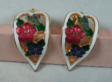 Load image into Gallery viewer, Boucles d'oreilles clips vintage à fleurs en métal émaillé Le charme des violettes - Brocante en ligne