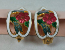 Load image into Gallery viewer, Boucles d'oreilles clips vintage à fleurs en métal émaillé Le charme des violettes - Brocante en ligne