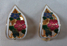 Load image into Gallery viewer, Boucles d'oreilles clips vintage à fleurs en métal émaillé Le charme des violettes - Brocante en ligne