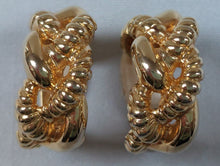 Charger l'image dans la galerie, Boucles d'oreilles clips vintage anneau tressé en métal doré Le charme des violettes - Brocante en ligne