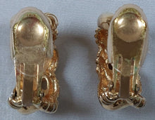 Charger l'image dans la galerie, Boucles d'oreilles clips vintage anneau tressé en métal doré Le charme des violettes - Brocante en ligne