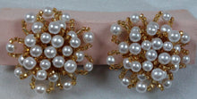 Charger l'image dans la galerie, Boucles d'oreilles clips vintage en perles et petites perles dorées Le charme des violettes - Brocante en ligne