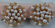 Charger l'image dans la galerie, Boucles d'oreilles clips vintage en perles et petites perles dorées Le charme des violettes - Brocante en ligne