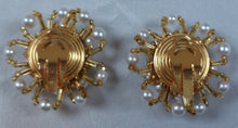 Charger l'image dans la galerie, Boucles d'oreilles clips vintage en perles et petites perles dorées Le charme des violettes - Brocante en ligne