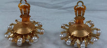 Charger l'image dans la galerie, Boucles d'oreilles clips vintage en perles et petites perles dorées Le charme des violettes - Brocante en ligne
