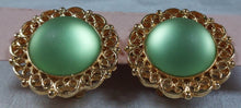 Charger l'image dans la galerie, Boucles d'oreilles clips vintage rondes or et vert Le charme des violettes - Brocante en ligne