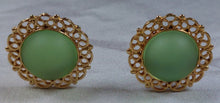 Charger l'image dans la galerie, Boucles d'oreilles clips vintage rondes or et vert Le charme des violettes - Brocante en ligne