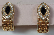 Charger l'image dans la galerie, Boucles d'oreilles clips vintage dorées, strass et pierre noire Le charme des violettes - Brocante en ligne