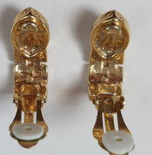 Charger l'image dans la galerie, Boucles d'oreilles clips vintage dorées, strass et pierre noire Le charme des violettes - Brocante en ligne