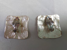 Afbeelding in Gallery-weergave laden, Boucles d'oreilles clips argentées design années '80 Le charme des violettes - Brocante en ligne