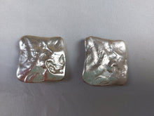 Afbeelding in Gallery-weergave laden, Boucles d'oreilles clips argentées design années '80 Le charme des violettes - Brocante en ligne