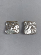 Afbeelding in Gallery-weergave laden, Boucles d'oreilles clips argentées design années '80 Le charme des violettes - Brocante en ligne