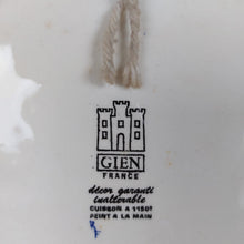 Charger l'image dans la galerie, Gien. Plat en faïence bleu nuit à décor Renaissance. Le charme des violettes - Brocante en ligne