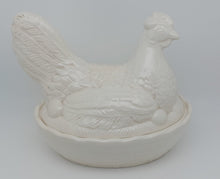 Charger l'image dans la galerie, Poule ancienne en céramique de Schramberg Le charme des violettes - Brocante en ligne