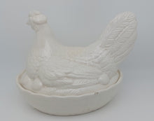 Charger l'image dans la galerie, Poule ancienne en céramique de Schramberg Le charme des violettes - Brocante en ligne