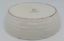 Charger l'image dans la galerie, Poule ancienne en céramique de Schramberg Le charme des violettes - Brocante en ligne