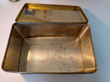 Load image into Gallery viewer, De Wulf Bruxelles. Boîte ancienne rétro au Petit Chaperon rouge. Le charme des violettes - Brocante en ligne