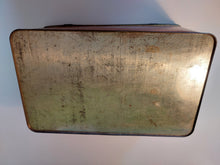 Load image into Gallery viewer, De Wulf Bruxelles. Boîte ancienne rétro au Petit Chaperon rouge. Le charme des violettes - Brocante en ligne