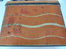 Load image into Gallery viewer, De Wulf Bruxelles. Boîte ancienne rétro au Petit Chaperon rouge. Le charme des violettes - Brocante en ligne