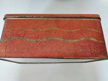 Load image into Gallery viewer, De Wulf Bruxelles. Boîte ancienne rétro au Petit Chaperon rouge. Le charme des violettes - Brocante en ligne