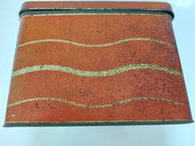 Load image into Gallery viewer, De Wulf Bruxelles. Boîte ancienne rétro au Petit Chaperon rouge. Le charme des violettes - Brocante en ligne