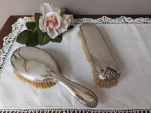 Charger l'image dans la galerie, Paire de brosses à cheveux et à habits anciennes en métal argenté Le charme des violettes - Brocante en ligne