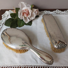 Charger l'image dans la galerie, Paire de brosses à cheveux et à habits anciennes en métal argenté Le charme des violettes - Brocante en ligne