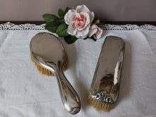 Charger l'image dans la galerie, Paire de brosses à cheveux et à habits anciennes en métal argenté Le charme des violettes - Brocante en ligne