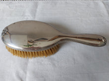 Charger l'image dans la galerie, Paire de brosses à cheveux et à habits anciennes en métal argenté Le charme des violettes - Brocante en ligne