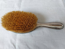 Charger l'image dans la galerie, Paire de brosses à cheveux et à habits anciennes en métal argenté Le charme des violettes - Brocante en ligne