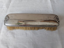 Charger l'image dans la galerie, Paire de brosses à cheveux et à habits anciennes en métal argenté Le charme des violettes - Brocante en ligne