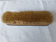 Charger l'image dans la galerie, Paire de brosses à cheveux et à habits anciennes en métal argenté Le charme des violettes - Brocante en ligne