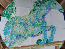 Afbeelding in Gallery-weergave laden, Salvatore Ferragamo. Carré de soie vintage à décor de cheval et d'hortensias bleus. Le charme des violettes - Brocante en ligne