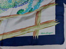 Afbeelding in Gallery-weergave laden, Salvatore Ferragamo. Carré de soie vintage à décor de cheval et d'hortensias bleus. Le charme des violettes - Brocante en ligne