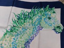 Afbeelding in Gallery-weergave laden, Salvatore Ferragamo. Carré de soie vintage à décor de cheval et d'hortensias bleus. Le charme des violettes - Brocante en ligne