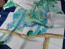 Afbeelding in Gallery-weergave laden, Salvatore Ferragamo. Carré de soie vintage à décor de cheval et d'hortensias bleus. Le charme des violettes - Brocante en ligne