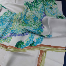 Afbeelding in Gallery-weergave laden, Salvatore Ferragamo. Carré de soie vintage à décor de cheval et d'hortensias bleus. Le charme des violettes - Brocante en ligne