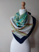 Afbeelding in Gallery-weergave laden, Salvatore Ferragamo. Carré de soie vintage à décor de cheval et d'hortensias bleus. Le charme des violettes - Brocante en ligne