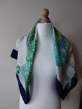 Afbeelding in Gallery-weergave laden, Salvatore Ferragamo. Carré de soie vintage à décor de cheval et d'hortensias bleus. Le charme des violettes - Brocante en ligne