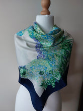 Afbeelding in Gallery-weergave laden, Salvatore Ferragamo. Carré de soie vintage à décor de cheval et d'hortensias bleus. Le charme des violettes - Brocante en ligne