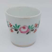 Afbeelding in Gallery-weergave laden, Gobelet ancien en porcelaine d'Andenne Le charme des violettes - Brocante en ligne