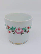 Afbeelding in Gallery-weergave laden, Gobelet ancien en porcelaine d'Andenne Le charme des violettes - Brocante en ligne