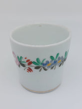Afbeelding in Gallery-weergave laden, Gobelet ancien en porcelaine d'Andenne Le charme des violettes - Brocante en ligne
