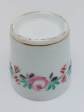 Afbeelding in Gallery-weergave laden, Gobelet ancien en porcelaine d'Andenne Le charme des violettes - Brocante en ligne