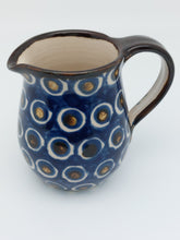 Afbeelding in Gallery-weergave laden, Pot à lait vintage en céramique vernissée Le charme des violettes - Brocante en ligne