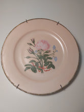 Charger l'image dans la galerie, Assiette de décoration vintage en porcelaine rose motif de roses Le charme des violettes - Brocante en ligne