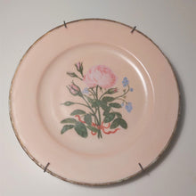 Charger l'image dans la galerie, Assiette de décoration vintage en porcelaine rose motif de roses Le charme des violettes - Brocante en ligne