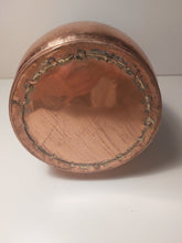 Charger l'image dans la galerie, Humidificateur - récipient à pot-pourri ancien en cuivre et laiton Le charme des violettes - Brocante en ligne