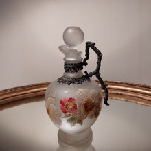 Charger l'image dans la galerie, Carafe à liqueur ou autre en verre décoré Art nouveau Le charme des violettes - Brocante en ligne