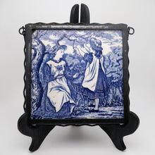 Afbeelding in Gallery-weergave laden, Oude vintage keramische tegel om op te hangen